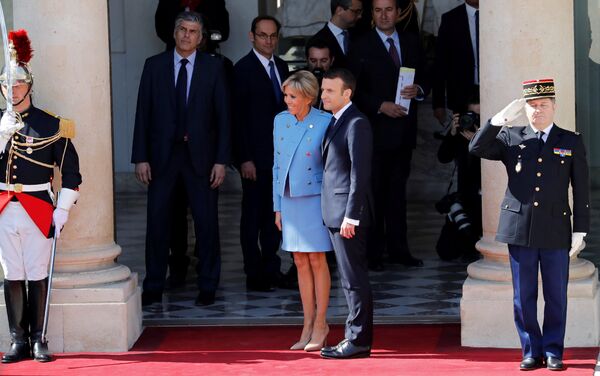 Президент Франции Эммануэль Макрон рядом с супругой в Елисейском дворце во время его официального вступления в должность на церемонии инаугурации в Париже - Sputnik Казахстан
