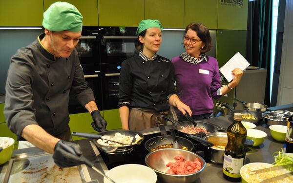 Швейцарские повара учат журналистов готовить рёшти в научном музее Umweltarena в Шпрайтенбахе. Мастер-класс будет представлен и на ЭКСПО-2017 - Sputnik Казахстан