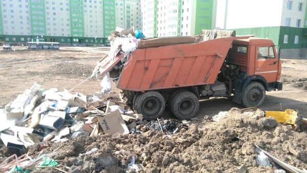 Водитель автомашины марки КаМАЗ выгрузил строительный и бытовой мусор в неустановленном месте - Sputnik Казахстан