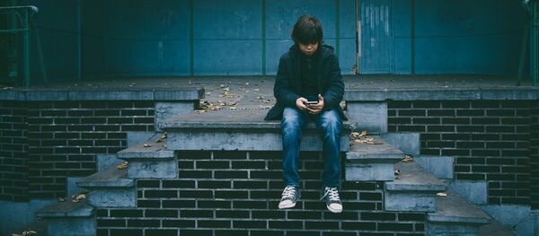 Подросток с сотовым телефоном, иллюстративное фото Подросток с сотовым телефоном, иллюстративное фото - Sputnik Казахстан