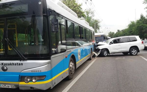 Внедорожник столкнулся с автобусом в Алматы - Sputnik Казахстан