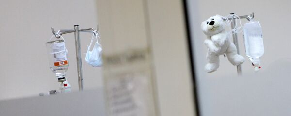 Мягкая игрушка висит на капельнице, архивное фото - Sputnik Казахстан