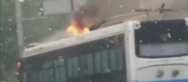 Троллейбус горит в Алматы Троллейбус горит в Алматы - Sputnik Казахстан