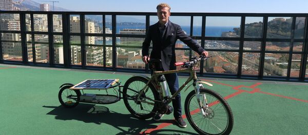 Александр Винокуров демонстрирует велосипед на солнечных панелях Александр Винокуров демонстрирует велосипед на солнечных панелях - Sputnik Казахстан