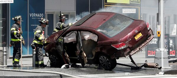 Автомобиль протаранил пешеходов в Нью-Йорке Автомобиль протаранил пешеходов в Нью-Йорке - Sputnik Казахстан