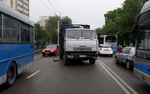 Легковой автомобиль столкнулся с мусоровозом в Алматы - Sputnik Казахстан
