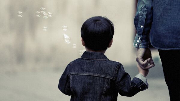 Ребенок держит мужчину за руку - Sputnik Казахстан