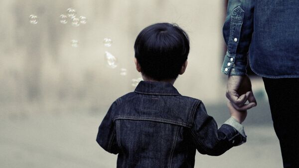 Ребенок держит мужчину за руку - Sputnik Казахстан