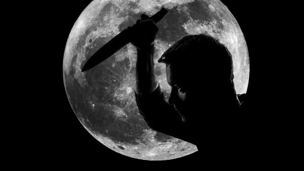 Человек с ножом на фоне полной луны - Sputnik Казахстан