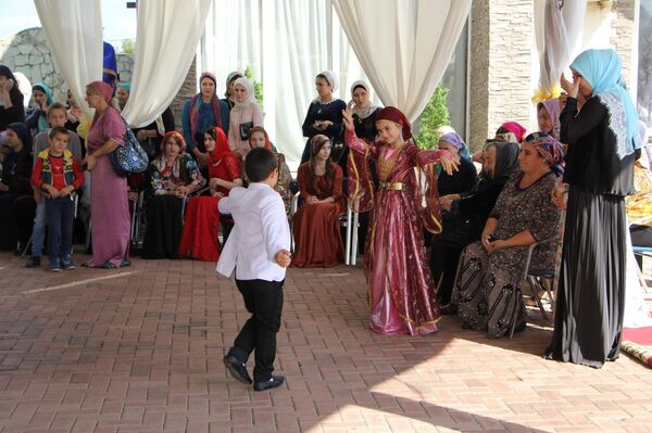 Дети танцуют национальный чеченский танец Дети танцуют национальный чеченский танец - Sputnik Казахстан