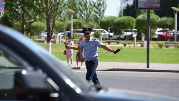 Архивное фото полицейского-регулировщика - Sputnik Казахстан