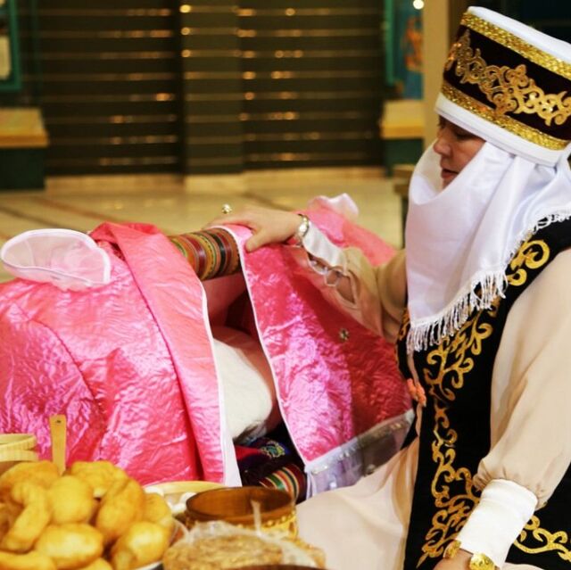 Кеудесінен көкірекшесін шешеді