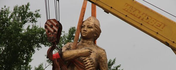 В Уральске во время демонтажа памятника Маметовой найдена записка с именами тех, кто его устанавливал В Уральске во время демонтажа памятника Маметовой найдена записка с именами тех, кто его устанавливал - Sputnik Казахстан