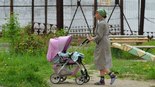 Архивное фото заключенной, гуляющей с ребенком по площадке Дома ребенка на территории колонии - Sputnik Казахстан