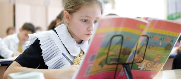 Школьница на уроке Школьница на уроке - Sputnik Казахстан