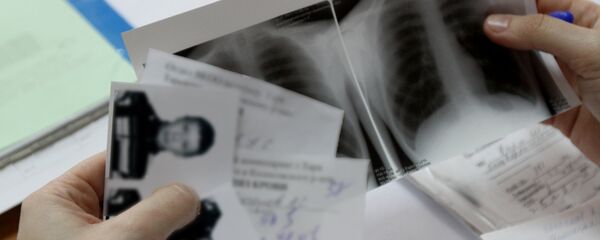 Врач изучает документы пациента во время медицинского осмотра, архивное фото - Sputnik Казахстан