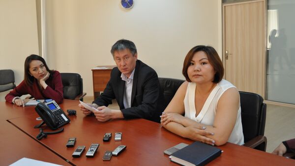 Юрист ЦМП Аскар Шарамбаев в центре) и Самал Камарина справа) - Sputnik Казахстан