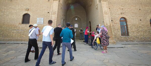 Паломники у мавзолея Арыстанбаба - Sputnik Казахстан