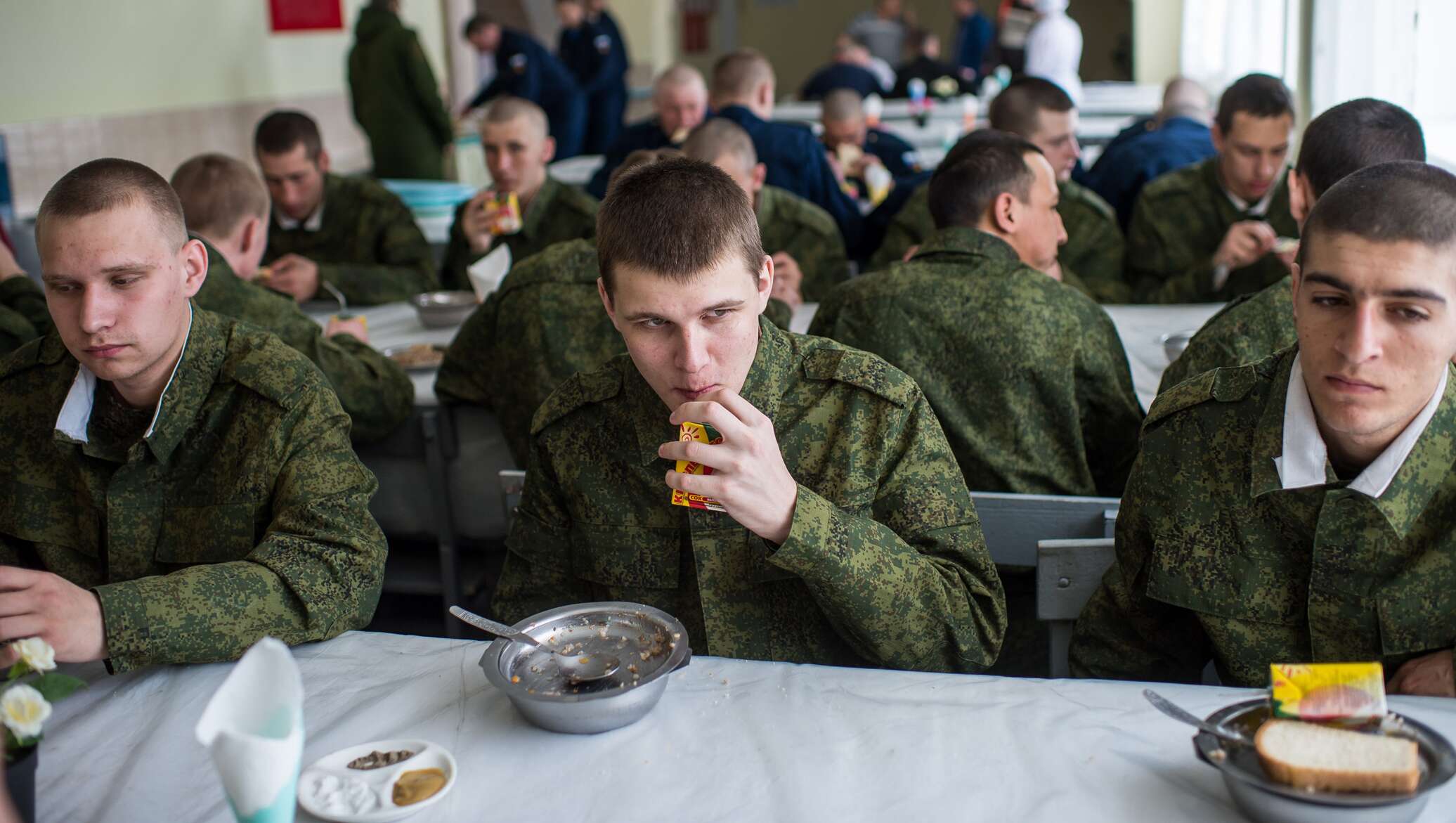 15 военнослужащим. Сборный пункт. Сборный пункт в армии. Сборный пункт призывников. Призывники на сборном пункте военного комиссариата.