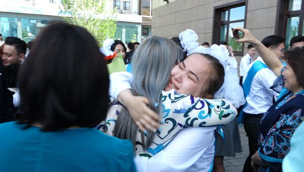 Выпускники школ Астаны плакали, прощаясь со школой - Sputnik Казахстан