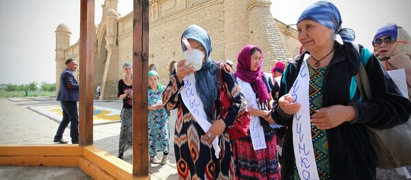 Паломники у мавзолея Арыстан-баб в Южно-Казахстанской области Паломники у мавзолея Арыстан-баб в Южно-Казахстанской области - Sputnik Казахстан