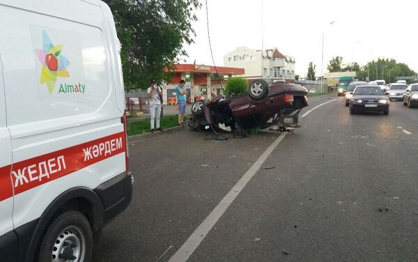 Водитель заснул за рулем и снес столб в Алматы - Sputnik Казахстан
