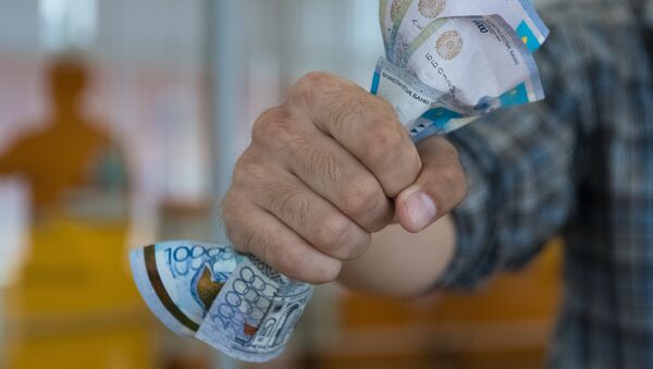 Деньги в кулаке, архивное фото - Sputnik Казахстан