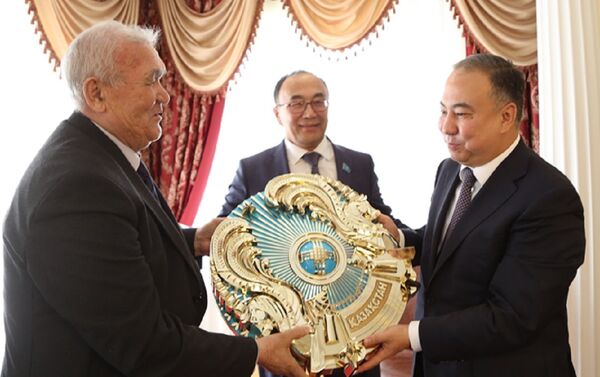 Вручение обновленного герба РК акимату Акмолинской области - Sputnik Казахстан
