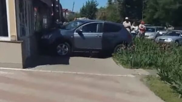 Автомобиль врезался в стеклянную стену кафе в Усть-Каменогорске - Sputnik Казахстан