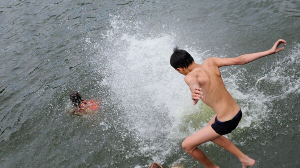 Дети купаются в реке, архивное фото - Sputnik Казахстан