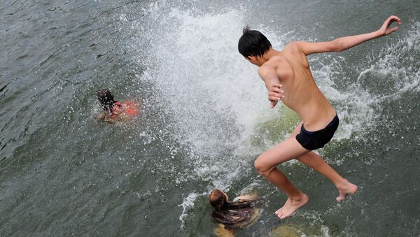 Дети купаются в озере, архивное фото - Sputnik Казахстан