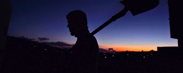 Күрек ұстаған ер адам - Sputnik Қазақстан