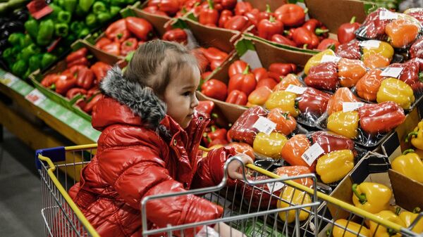 Архивное фото ребенка в гипермаркете - Sputnik Казахстан