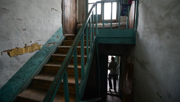 Лестница в аварийном доме, архивное фото - Sputnik Казахстан