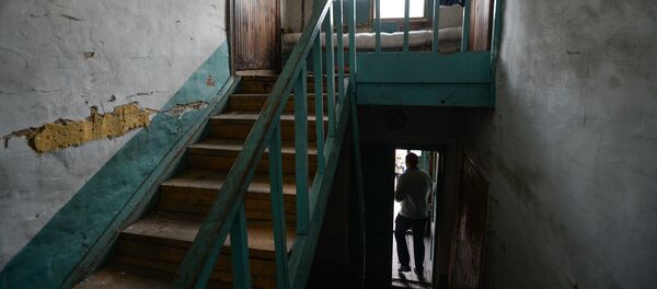 Лестница в аварийном доме, архивное фото Лестница в аварийном доме, архивное фото - Sputnik Казахстан
