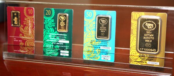 Золотые слитки, выставленные на продажу в Казахстане Золотые слитки, выставленные на продажу в Казахстане - Sputnik Казахстан