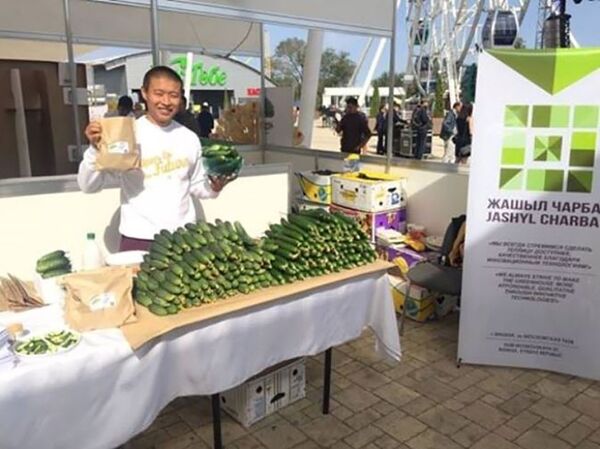 Кыргызстанский технолог Тилек Токтогазиев на фермерской ярмарке Koktobe Bazart в Алматы - Sputnik Казахстан