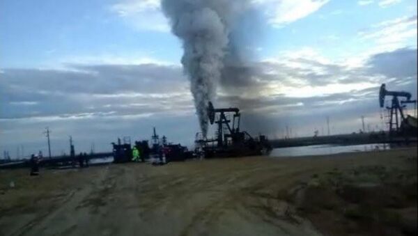 Выброс газоводяной смеси на месторождении Каражанбас - Sputnik Казахстан