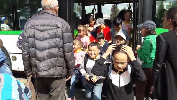 Берегитесь детей – автобусы Астаны переполнены 1 июня - Sputnik Казахстан