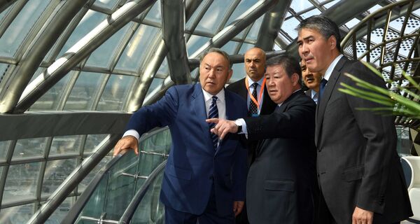 Нурсултан Назарбаев во время посещения выставочного комплекса ЭКСПО - Sputnik Казахстан
