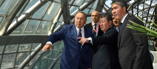 Нурсултан Назарбаев во время посещения выставочного комплекса ЭКСПО - Sputnik Казахстан