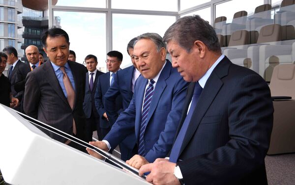 Нурсултан Назарбаев во время посещения выставочного комплекса ЭКСПО - Sputnik Казахстан