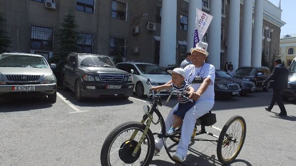 Бишкекчанин собрал электровелосипед и хочет на нем доехать до Астаны - Sputnik Казахстан