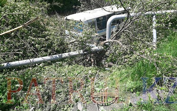 Пассажирский автобус вылетел с моста в горах Алматы - Sputnik Казахстан