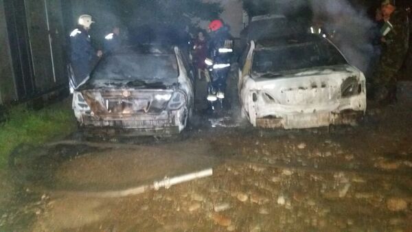 Два автомобиля сгорели дотла в Алматы - Sputnik Казахстан