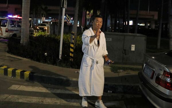 Постоялец отеля Resorts World Manila в Маниле после инцидента в казино - Sputnik Казахстан