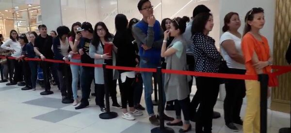 Cотни человек выстроились в очередь на открытии модного бутика в Астане - Sputnik Казахстан