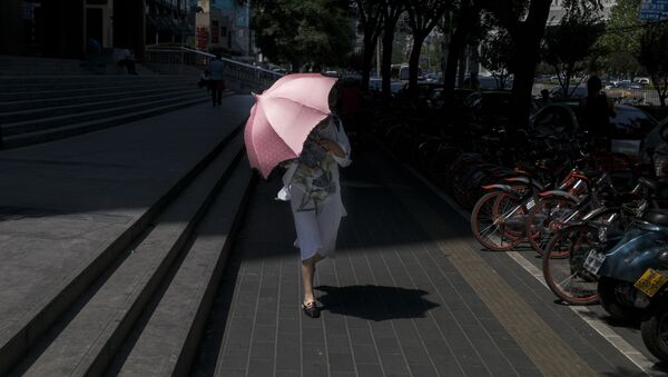 Женщина под зонтом - Sputnik Казахстан