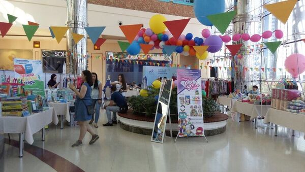 Благотворительная ярмарка KidSmart в ТРЦ Керуен в Астане - Sputnik Казахстан