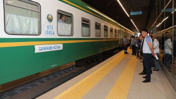 Прибытие поезда Самарканд – Астана на новый вокзал Нурлы жол - Sputnik Казахстан